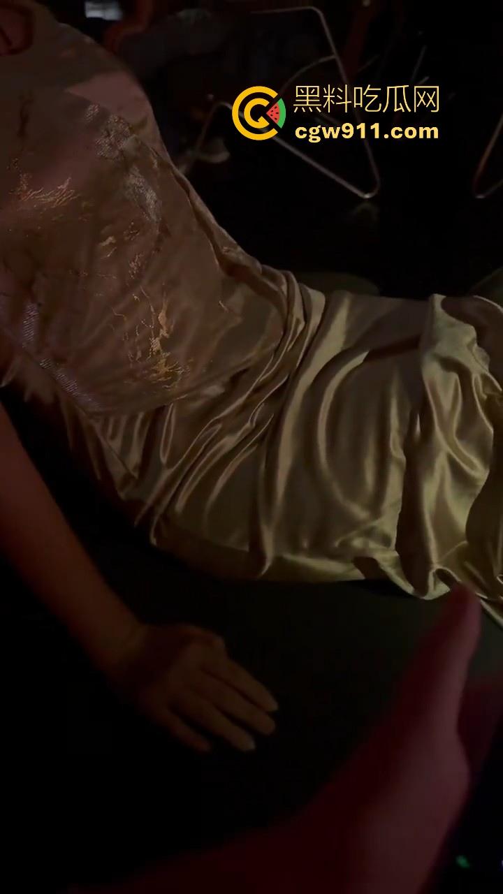 骚逼女友自带遥控跳蛋去酒吧，刚坐下就把档位开到最大，淫水狂流，一到酒店猛猛的骑乘榨精，看来真是忍了很久！-6