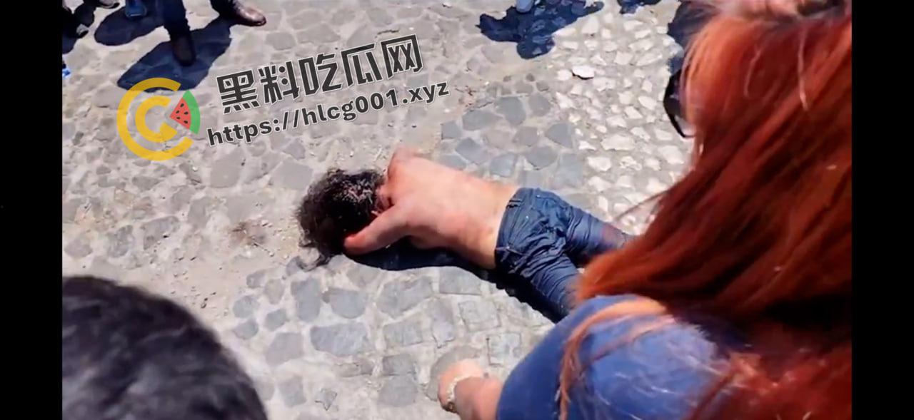 外网大瓜！墨西哥夫妇绑架邻居8岁女孩要钱还撕票 被抓住后当街暴打私刑至死  奶子都打烂了 活该被打死 现场直达-2