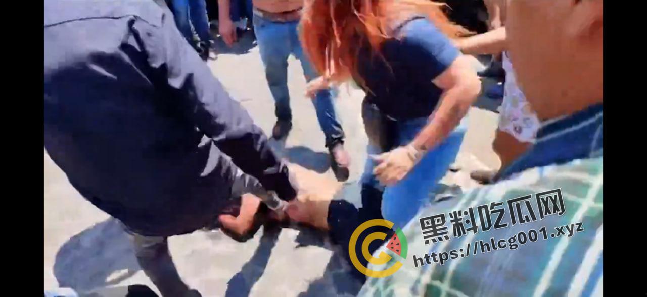 外网大瓜！墨西哥夫妇绑架邻居8岁女孩要钱还撕票 被抓住后当街暴打私刑至死  奶子都打烂了 活该被打死 现场直达-5