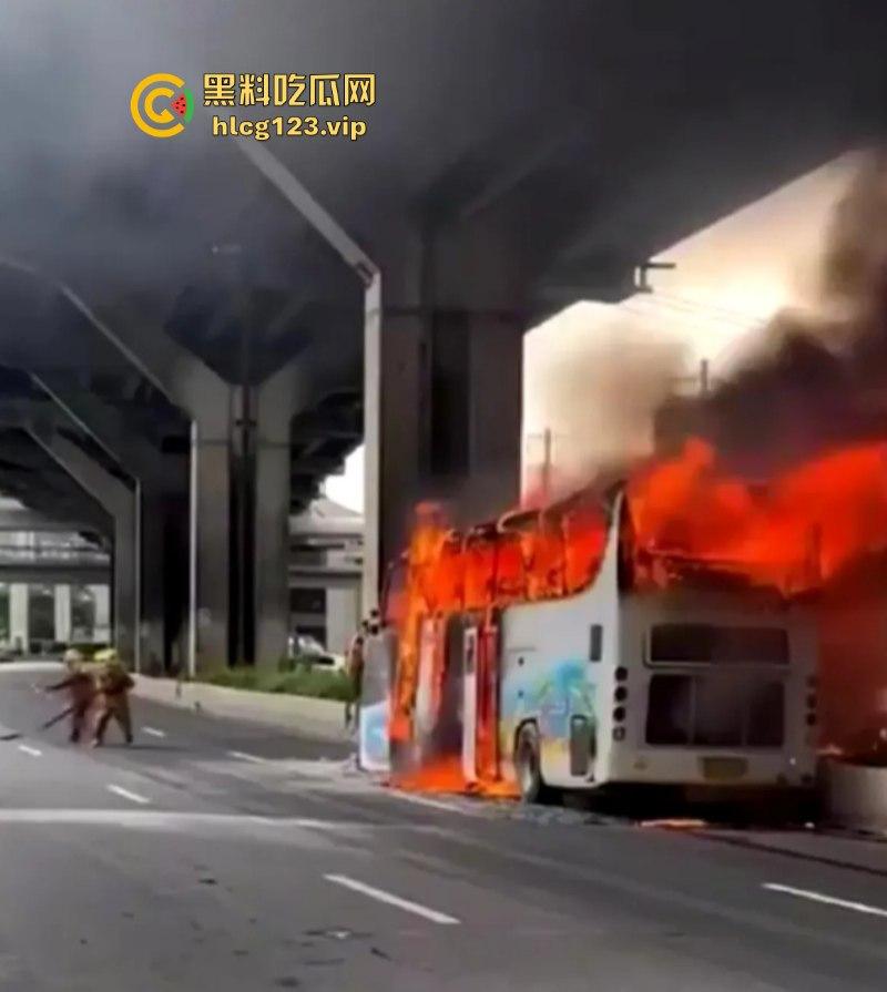 “闻者伤心 看着落泪”泰国幼儿园校车大火！25人恐成焦尸总理哭泣-4