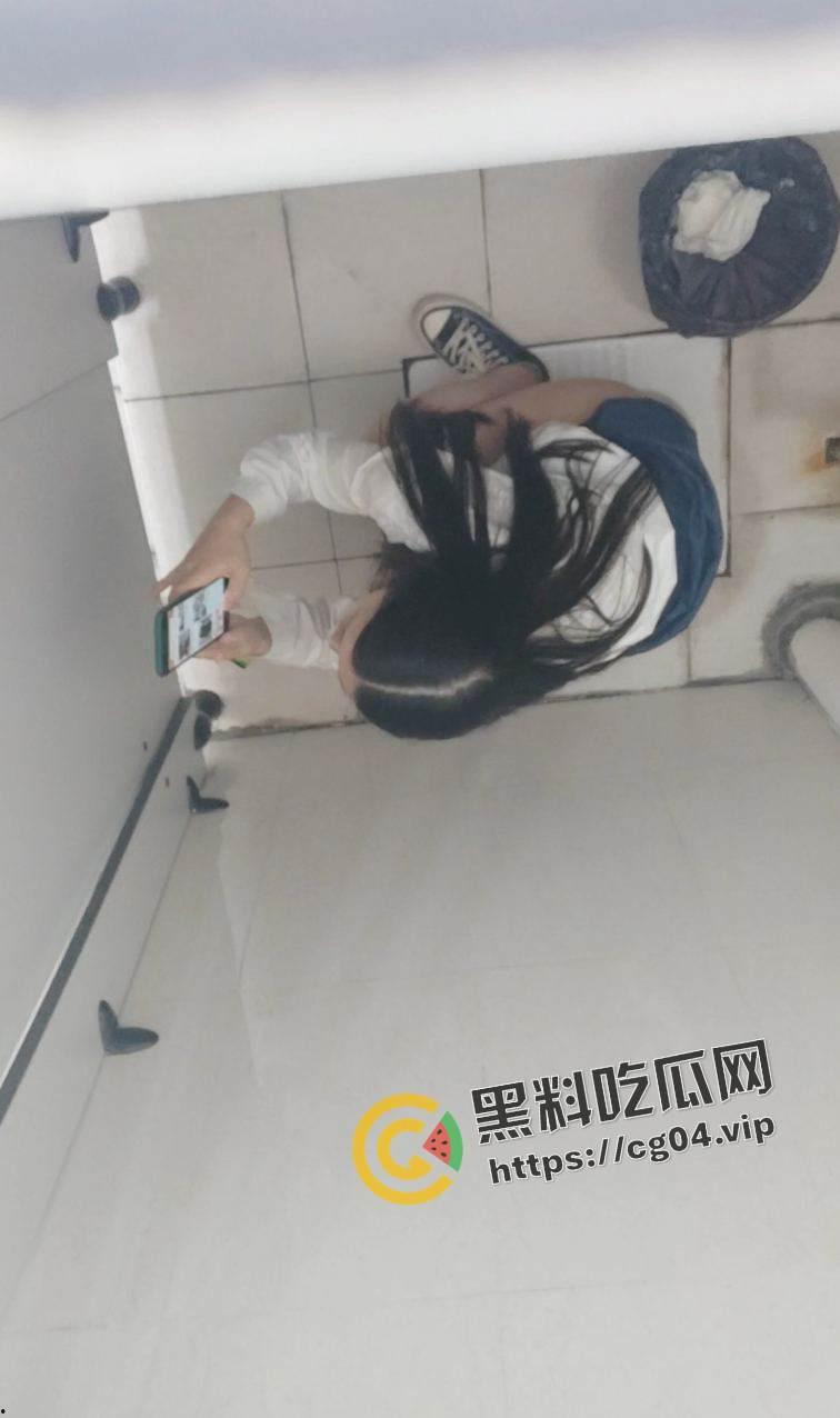 惊鸿一瞥！偷拍学委如厕被发现 不要误会李嘉琪同学 我只是想与你深入讨论更伟大的问题-9