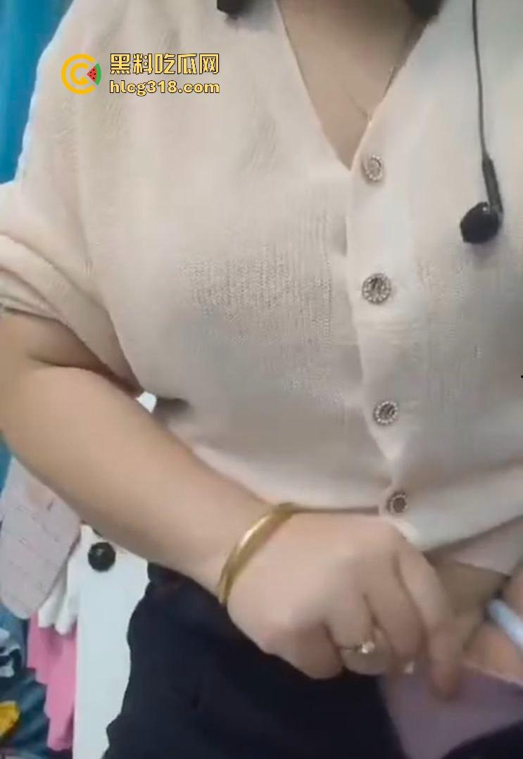 熟女主播深夜大秀冰镇骚逼，新鲜出炉大冰棍狂插不停，贴着私处快速摩擦，画面无比刺激！-5