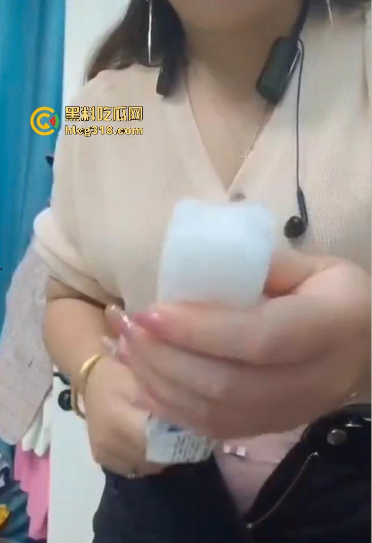 熟女主播深夜大秀冰镇骚逼，新鲜出炉大冰棍狂插不停，贴着私处快速摩擦，画面无比刺激！-7