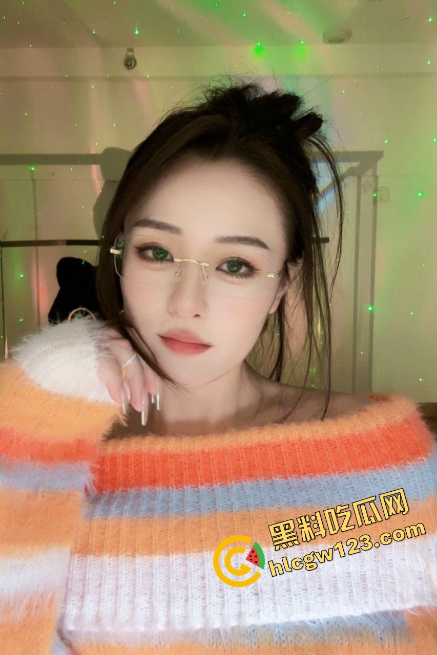 抖音主播『小苏苏』戴口球套狗链穿黑丝直播热舞，被举报下播，家人们刚硬，结果被狗逼毁了！-2