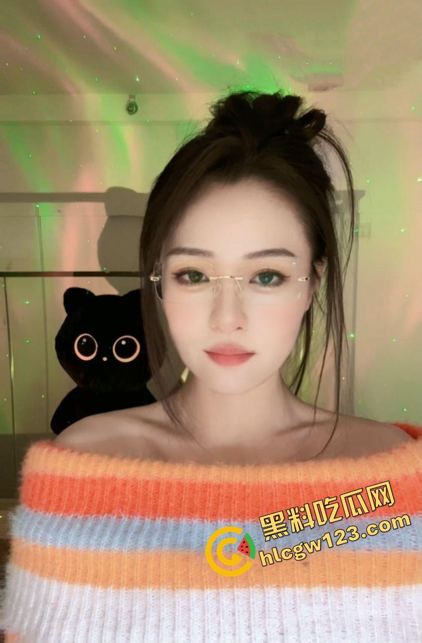 抖音主播『小苏苏』戴口球套狗链穿黑丝直播热舞，被举报下播，家人们刚硬，结果被狗逼毁了！-6