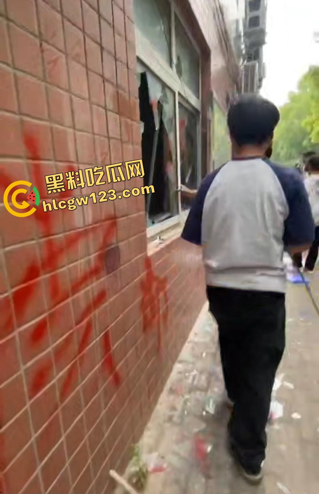 许昌六中【吴怡佳】被班主任嫉妒美貌体罚孤立,恶毒霸凌导致学生跳楼!同学愤怒狂砸学校财产!-3