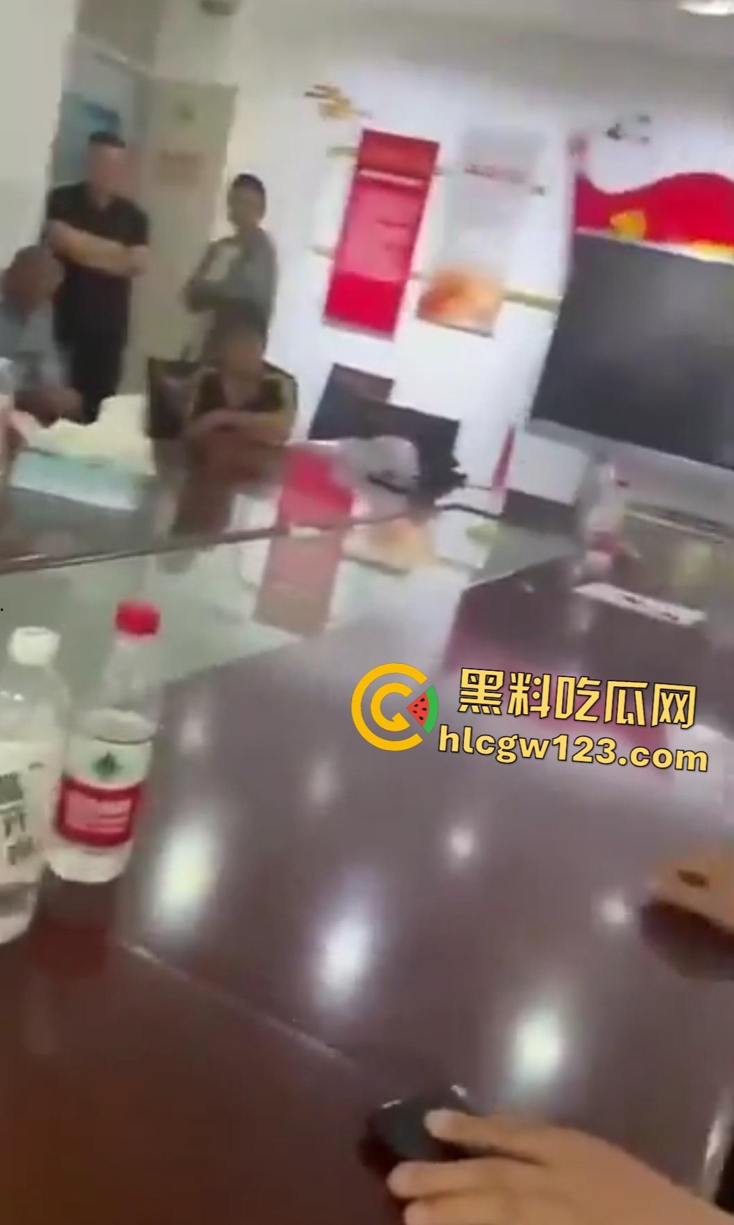 许昌六中【吴怡佳】被班主任嫉妒美貌体罚孤立,恶毒霸凌导致学生跳楼!同学愤怒狂砸学校财产!-6