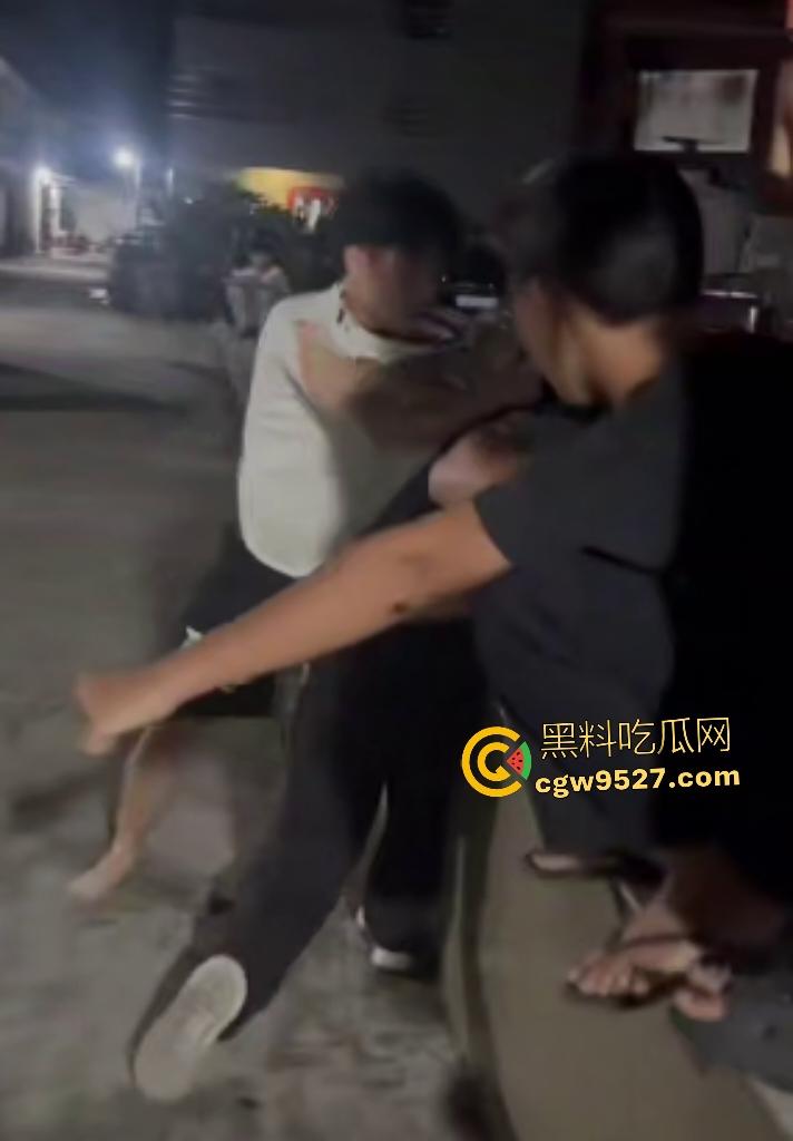 广西百色村里初中生血腥斗殴！白衣男孩一拳打太阳穴，黑衣直接喷血抽搐丧命，还打架吗？摊上大事了！-6