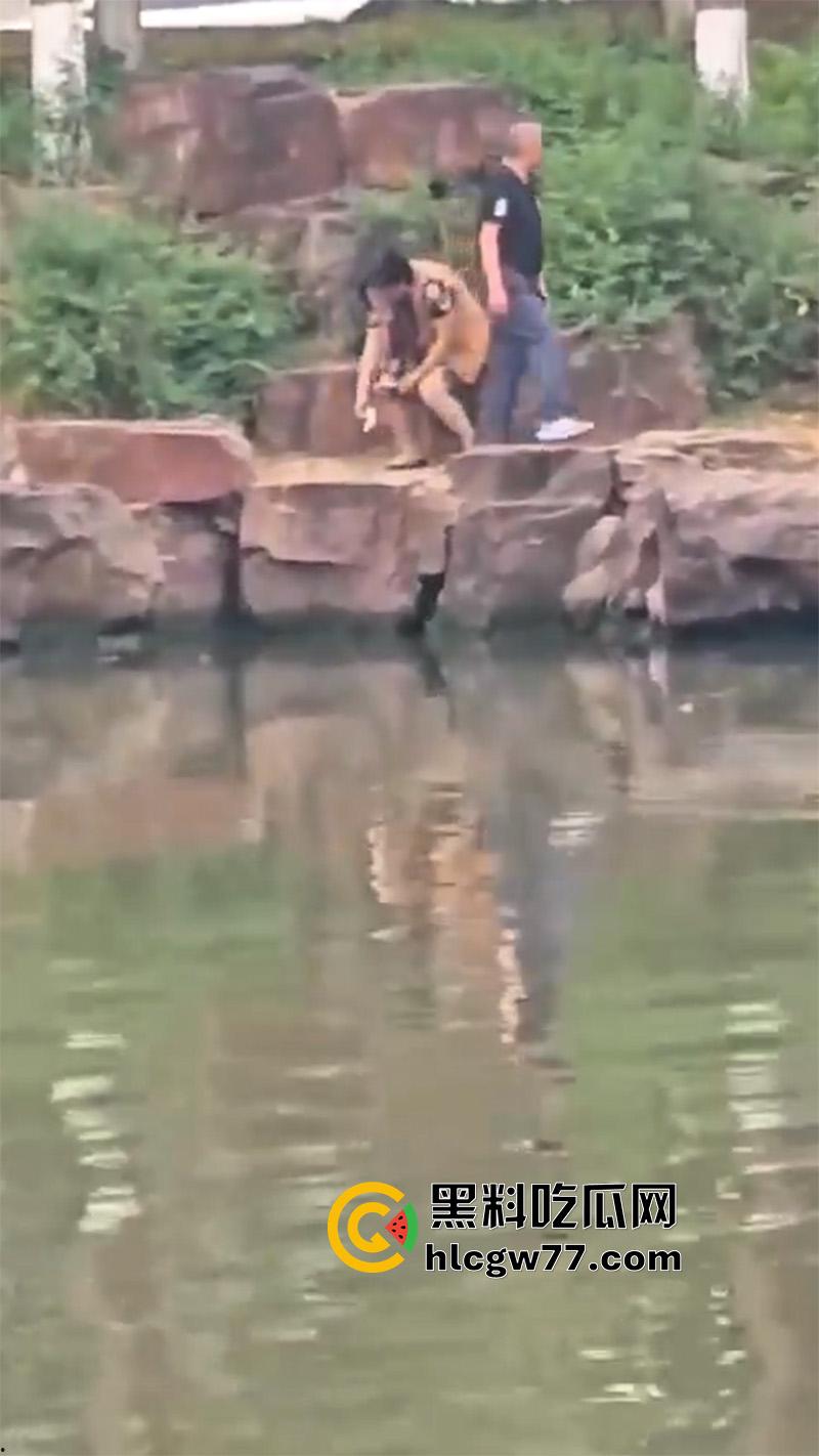 小河边老头乐 当街拉客户直接野战 这么操真方便啊 连卫生纸都省了-3