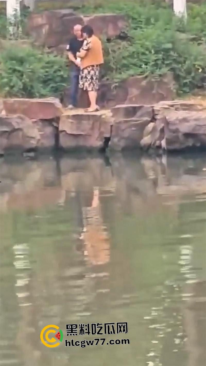 小河边老头乐 当街拉客户直接野战 这么操真方便啊 连卫生纸都省了-4