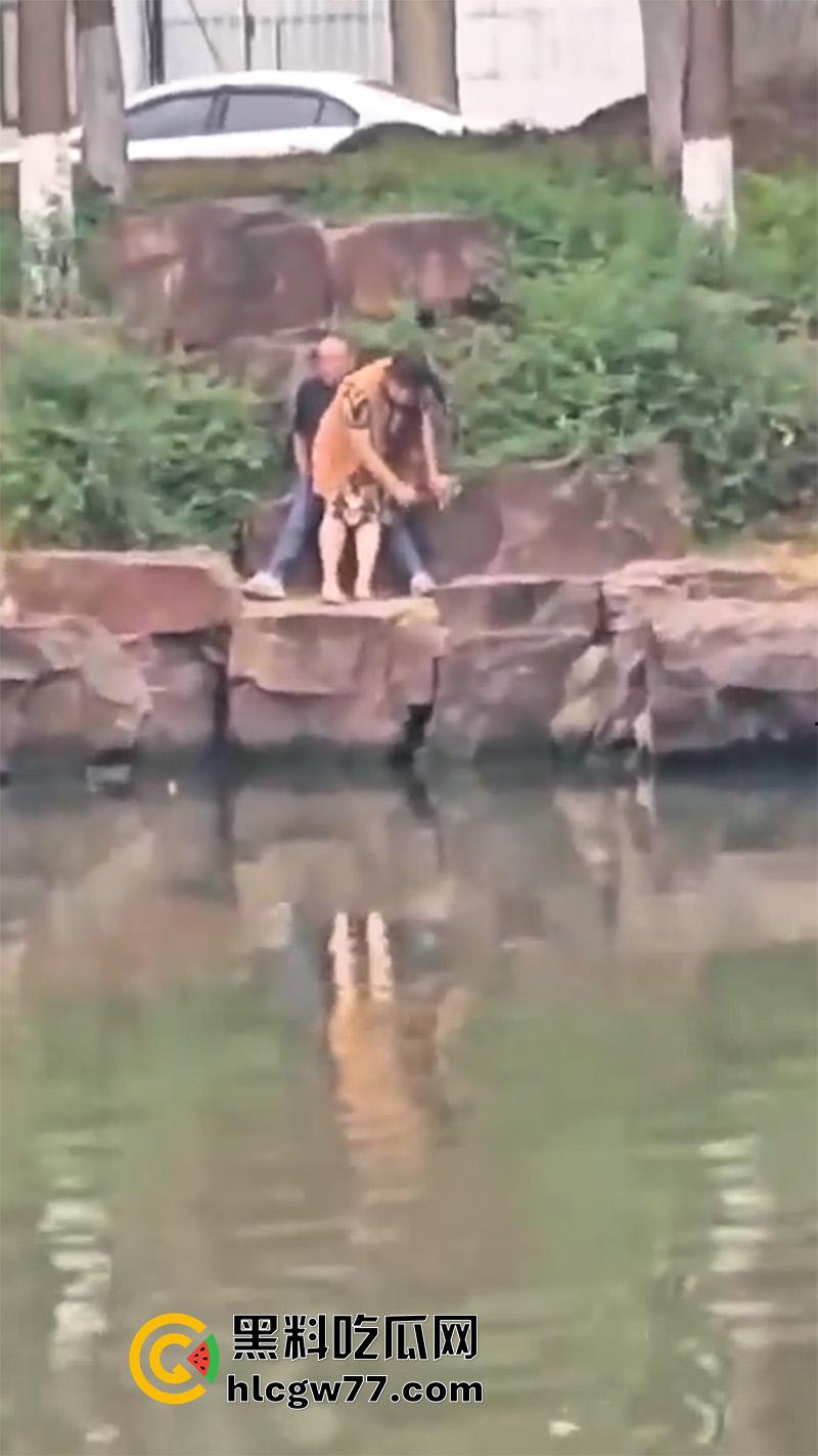 小河边老头乐 当街拉客户直接野战 这么操真方便啊 连卫生纸都省了-7