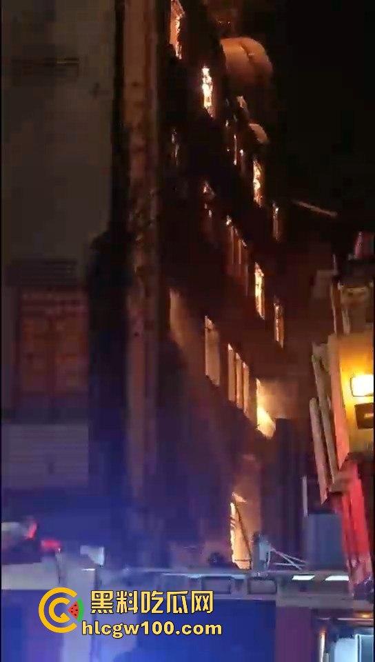 天降灾祸！！重庆市渝中区威斯汀对面新华路家电城失火，现场火光冲天，堪称人间地狱。-5