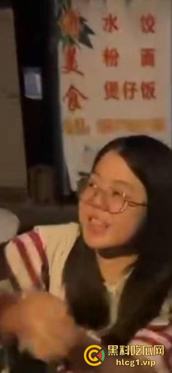 哥们贴脸拍有点过分了哈！鹤山女司机把人撞了 警察来了还追着人打！-1