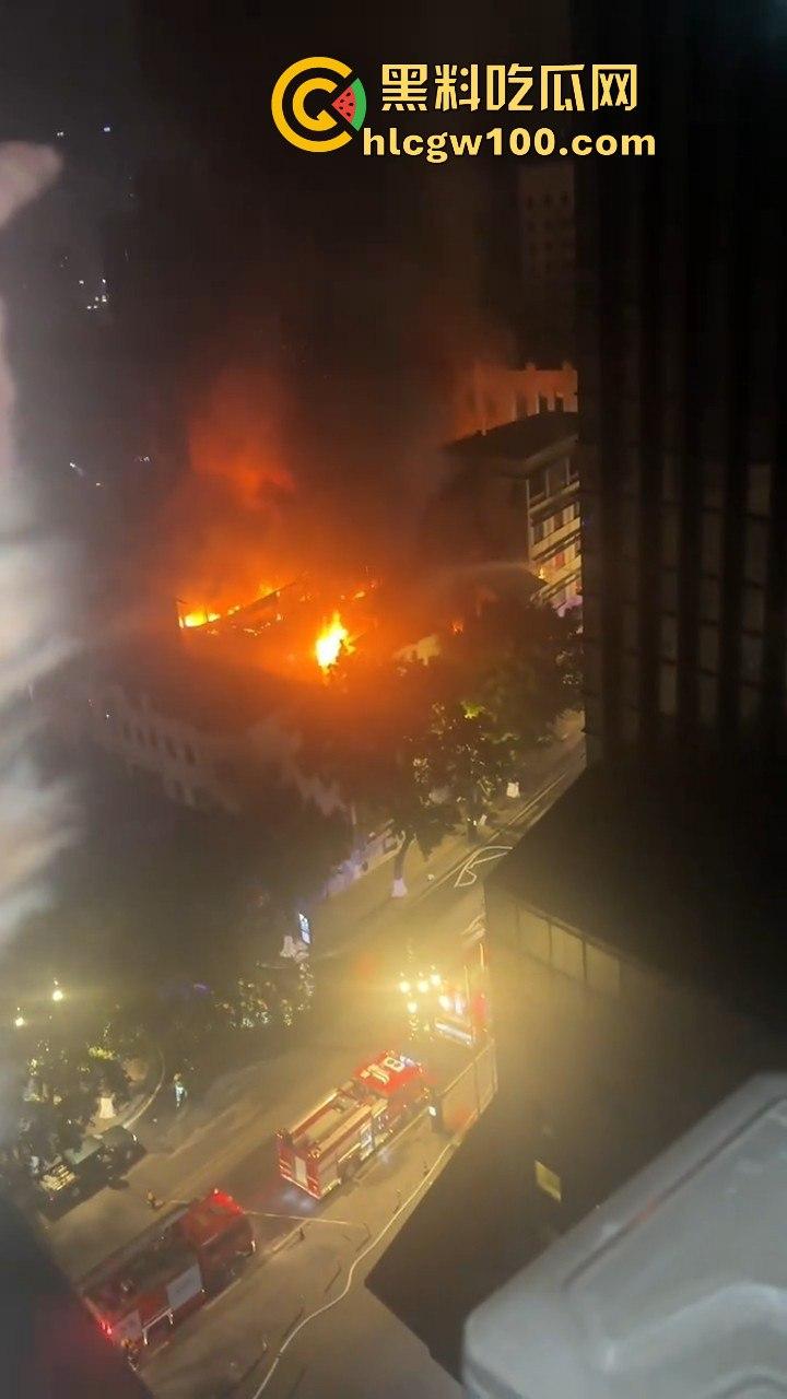 天降灾祸！！重庆市渝中区威斯汀对面新华路家电城失火，现场火光冲天，堪称人间地狱。-13