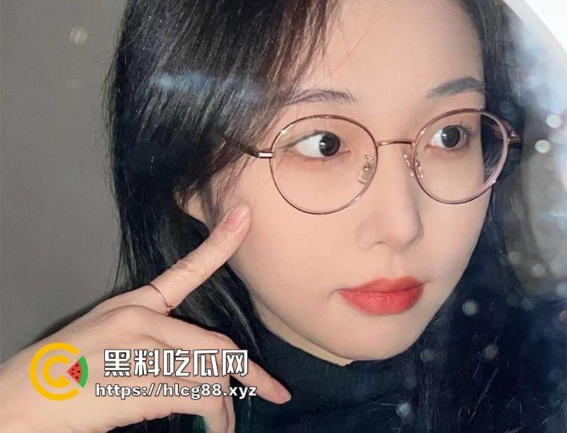 海南反差骚幼师【秦舒培】表面上清纯眼镜妹 私下却是精盆公交车 到处聊骚约炮-4