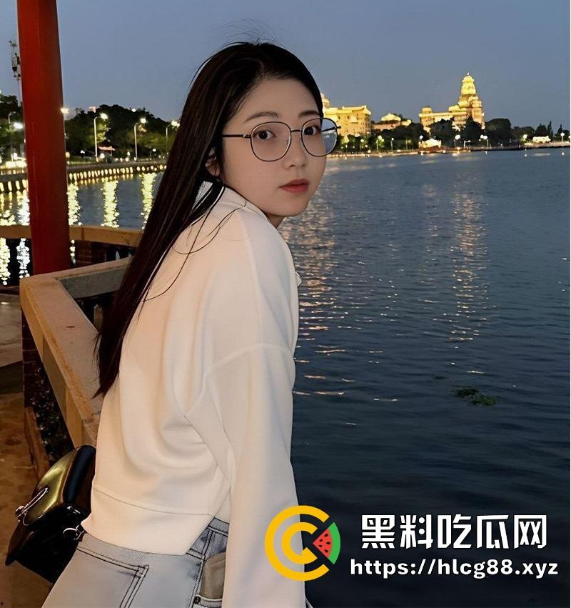 海南反差骚幼师【秦舒培】表面上清纯眼镜妹 私下却是精盆公交车 到处聊骚约炮-8