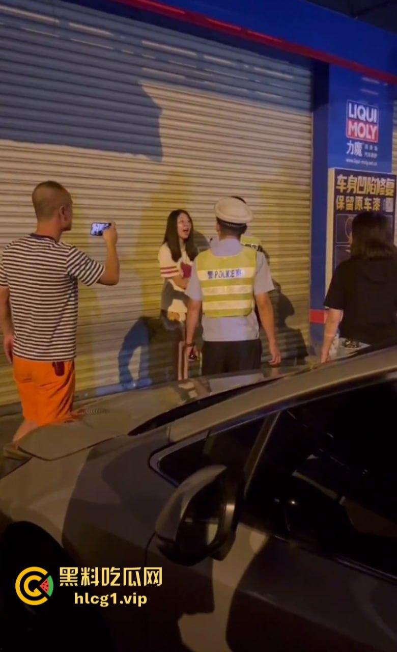 哥们贴脸拍有点过分了哈！鹤山女司机把人撞了 警察来了还追着人打！-7