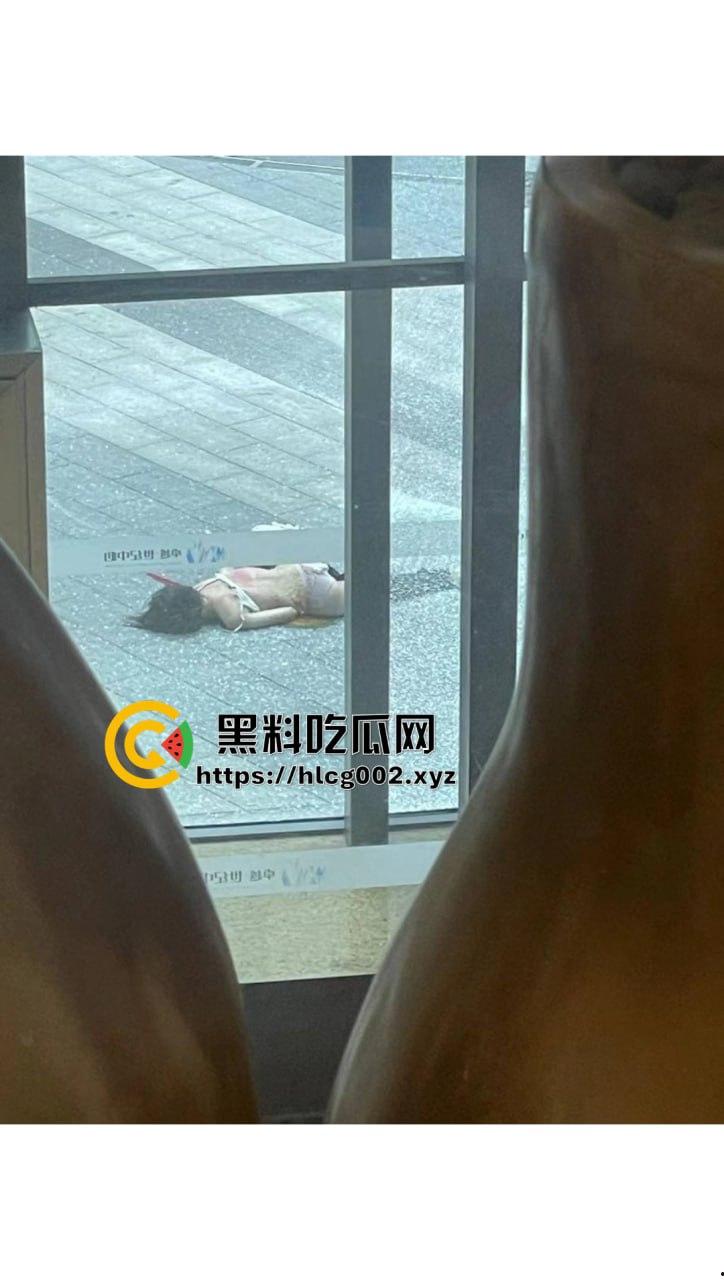 山东青岛20岁女主播跳楼 只因天价违约金负担不起 当场死亡倒在血泊之中 血腥慎入-2