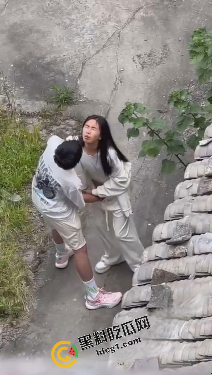 农村小情侣 高一就在户外激情抠逼 快活之际惨遭偷拍-3