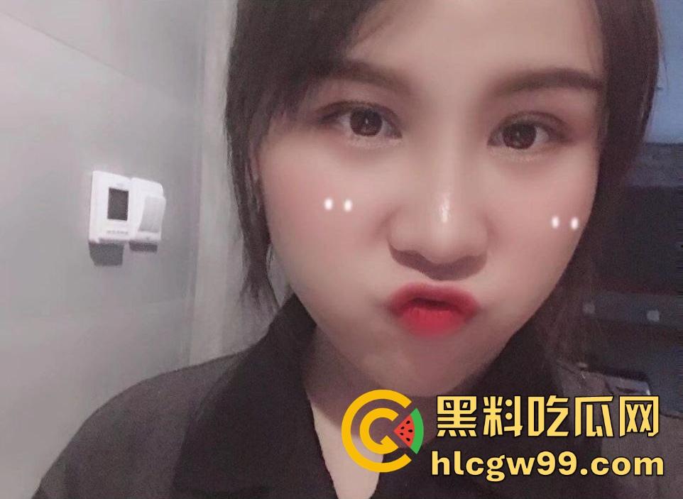 湖北人妻【李亭杉】背着老公和情人酒店开房，饥渴得衣服都来不及脱，主动翘臀求操，被压在床上暴力输出！-1