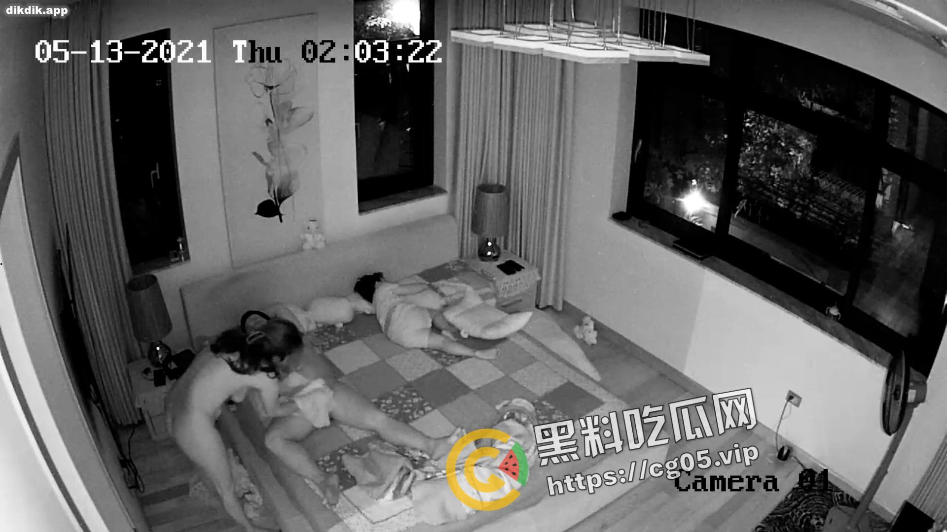 监控流出！四川夫妇当着孩子的面就操了起来搞了个一小时全套 孩子还纳闷怎么地震了-5