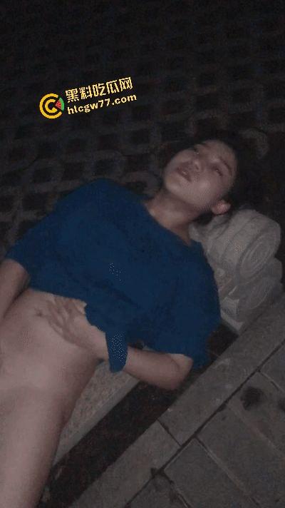 洛阳春药少妇路边失控，躺路沿石抠逼自慰，浪叫老公快操我，家里是没床吗？-11