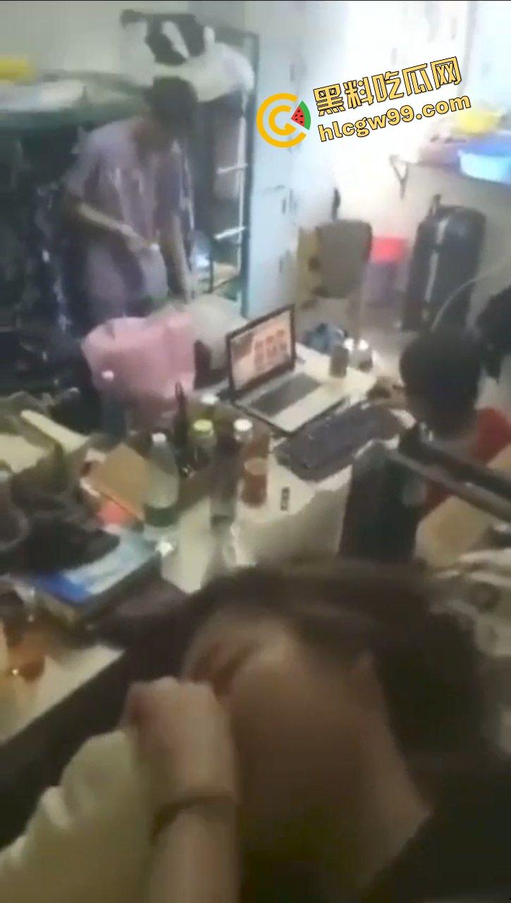 广西高校淫荡反差母狗【胡晓怡】饥渴难耐跑到男友宿舍做爱，当着舍友面直接卧床操逼！独家曝光流出！-5