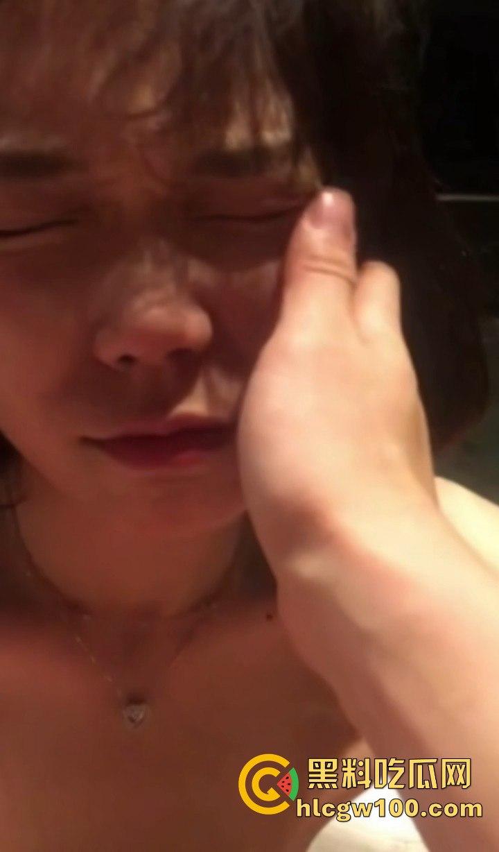 中韩混血模特【kikon】金主性爱视频曝光，主动下跪深喉口交，嘴巴就是主人的肉便器。-6