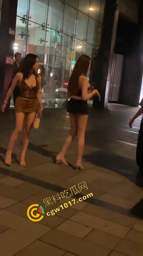 台湾街头剧烈撕逼！台男街头怒打泰国人妖，拳脚横飞，人妖身材火辣，群众狂呼，场面炽热-9