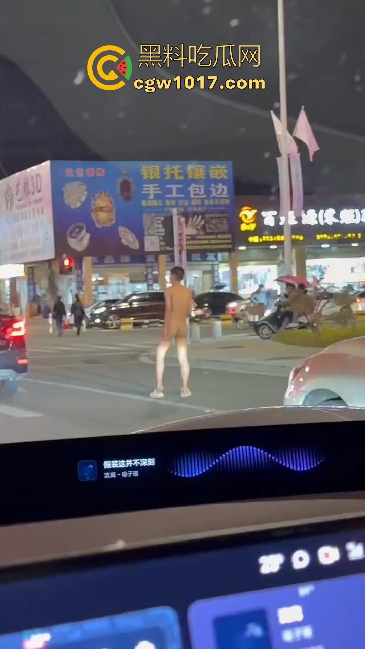 大冬天街头惊现裸男夜跑！全身脱光在车流量最大的街道夜跑，马路中央的焦点，难道什么女主人的任务啊！-4