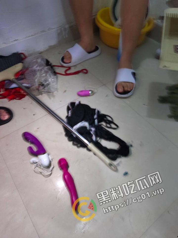 原女大学生宿舍改成男寝 遗留下海量电动玩具 到底是宿舍还是鸡窝？-7