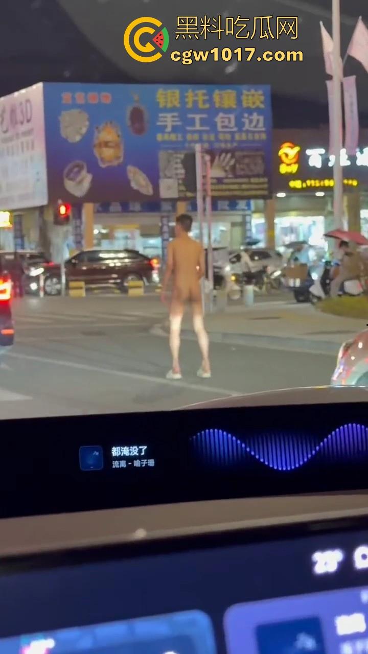 大冬天街头惊现裸男夜跑！全身脱光在车流量最大的街道夜跑，马路中央的焦点，难道什么女主人的任务啊！-5