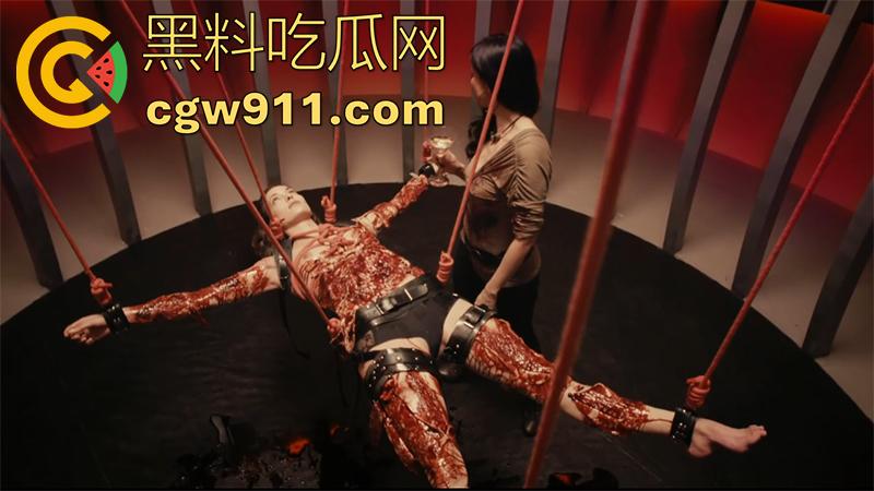 香港御姐女星【吴家丽】，限制级满天星电影《红夜》化身皮衣黑丝女王，性虐清纯少女，乳胶真空窒息后虐杀，太残暴了！-14