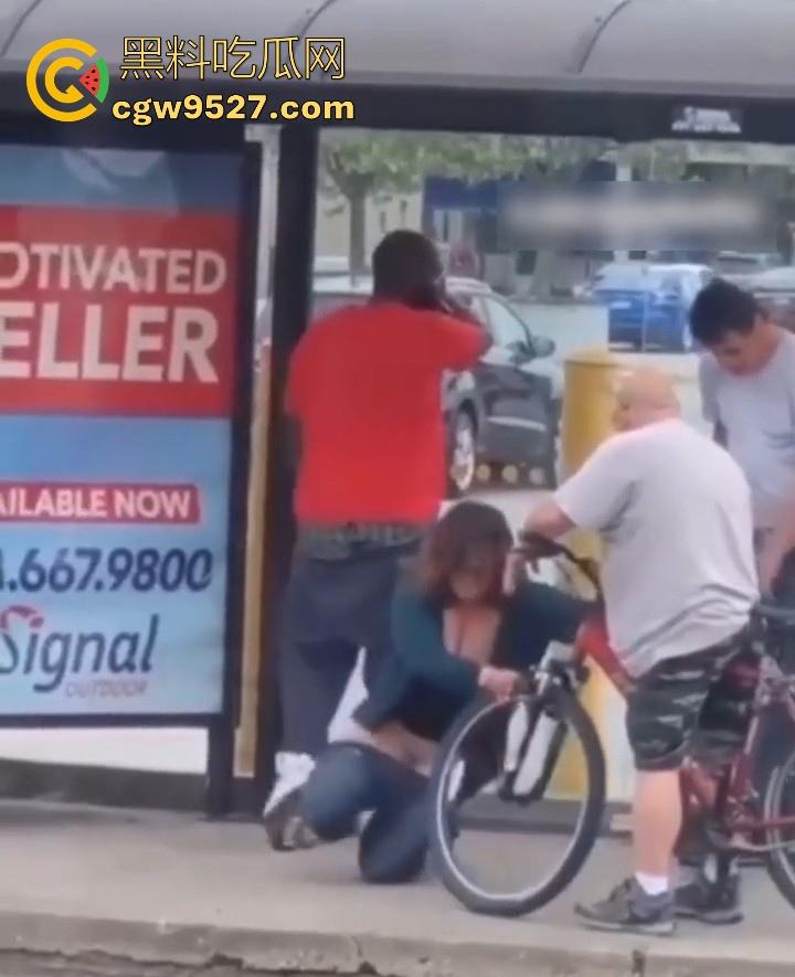 外国巨乳少妇，公交车站逼痒难耐和黑人当街性爱，旁边路人见怪不怪，老黑内射后若无其事装路人！-6