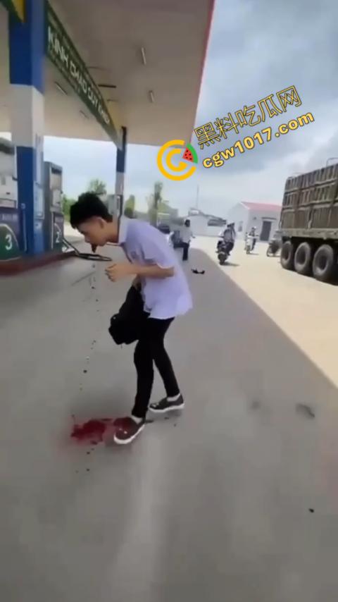 血流如注！越南青年绝地反击，刀刃直捅霸凌者脸颊，鲜血狂涌喷出，震惊全场！-7