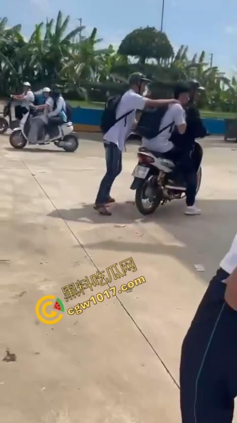 血流如注！越南青年绝地反击，刀刃直捅霸凌者脸颊，鲜血狂涌喷出，震惊全场！-10