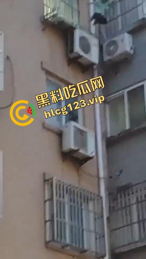 孩子悬挂空调外机，家长还在动手！这算不算故意伤人？这是把自己孩子当老王打？-2