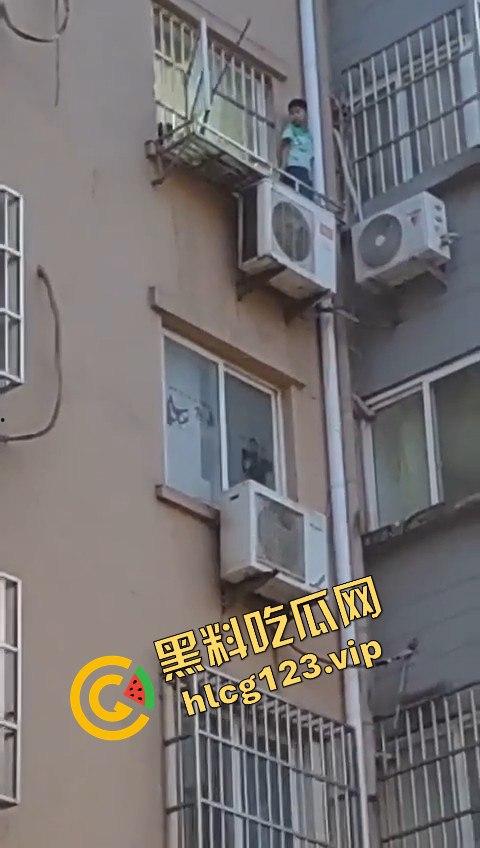 孩子悬挂空调外机，家长还在动手！这算不算故意伤人？这是把自己孩子当老王打？-5