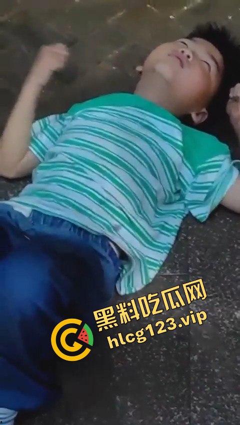 孩子悬挂空调外机，家长还在动手！这算不算故意伤人？这是把自己孩子当老王打？-9