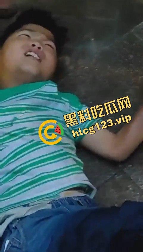 孩子悬挂空调外机，家长还在动手！这算不算故意伤人？这是把自己孩子当老王打？-10