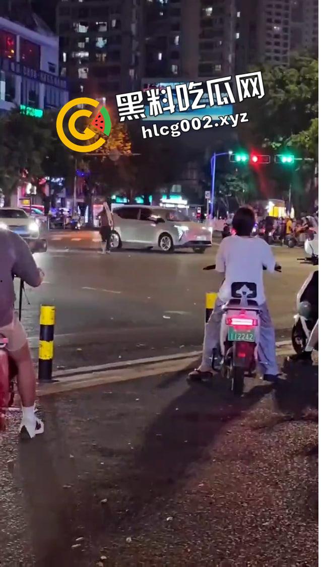海南海口玉沙路 外卖小哥大战精神病将其制服 场面堪比拍电影 前排吃瓜直达-1