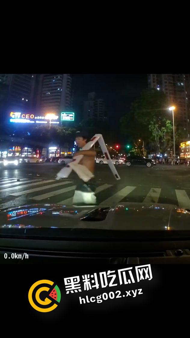 海南海口玉沙路 外卖小哥大战精神病将其制服 场面堪比拍电影 前排吃瓜直达-2