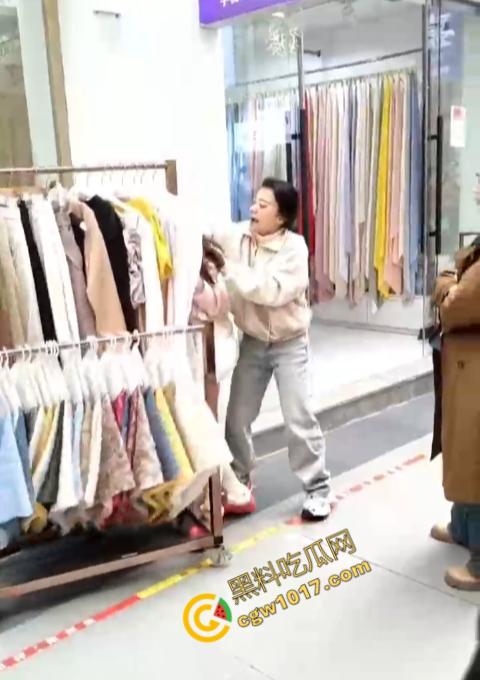 绍兴柯桥轻纺城上演“全武行”, 闺蜜盟友助力，原配怒火中烧，小三惊叫求饶，众人围观，这出闹剧谁是谁非！-6