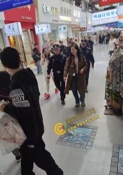 绍兴柯桥轻纺城上演“全武行”, 闺蜜盟友助力，原配怒火中烧，小三惊叫求饶，众人围观，这出闹剧谁是谁非！-9