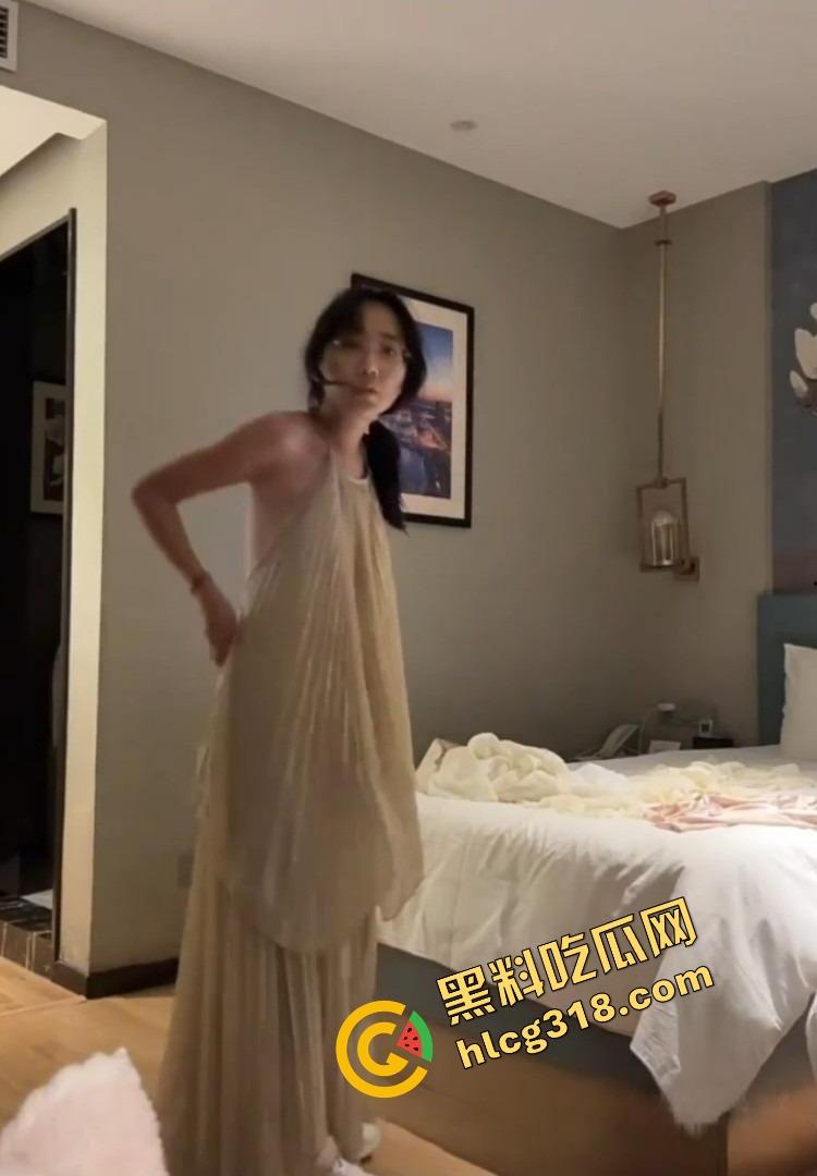 27万粉清纯眼镜妹『田馨馨6』戴眼镜直播卖萌，摘眼镜直接骑人，私底下和大哥偷情视频流出！-10