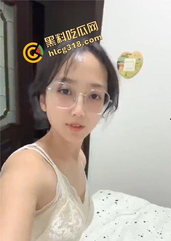 27万粉清纯眼镜妹『田馨馨6』戴眼镜直播卖萌，摘眼镜直接骑人，私底下和大哥偷情视频流出！-13