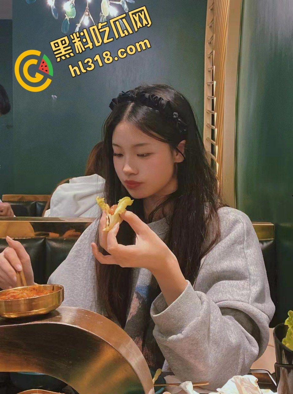 北京大学清纯学妹，浪荡女友主动含屌吞精，被拍的时候害羞的用手挡，干的娇喘连连眼神都拉丝了！-3