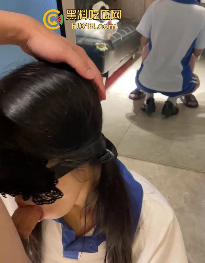 爆操刚放学回来的乖女儿，甜美笑容下暗藏骚浪本性，客厅主动跪舔，撅臀迎合大棒，操到喷水！-9