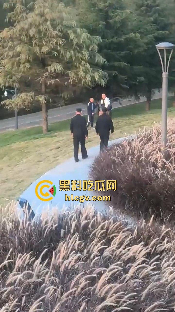 山东网友爆料熊孩子河边射高抛箭！家长嚣张不听劝，网友无奈报警处理！-6