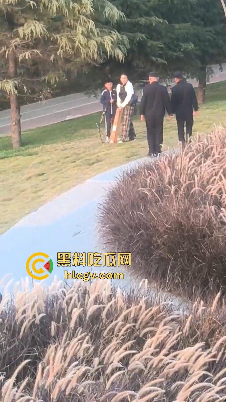 山东网友爆料熊孩子河边射高抛箭！家长嚣张不听劝，网友无奈报警处理！-12